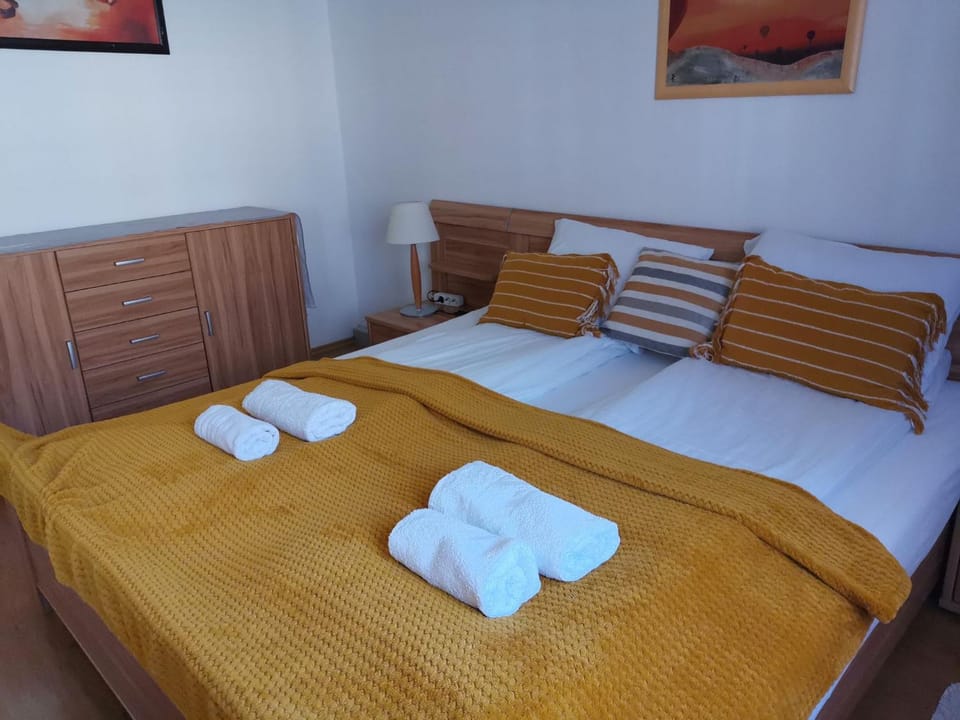 Bed, Photo of the whole room, Bedroom, towels