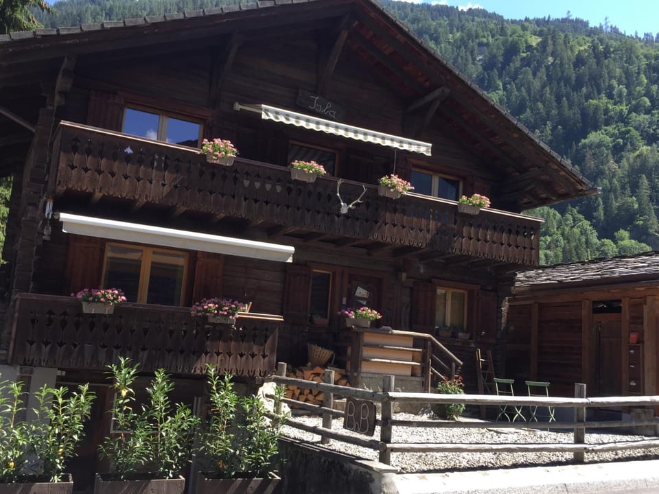 The cosy Isba - Chambre d hôtes - Val de Bagnes - Verbier Bed and Breakfast in Bagnes