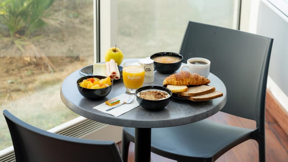 Food and drinks, Dining area, Food, Breakfast, Continental breakfast, Drinks