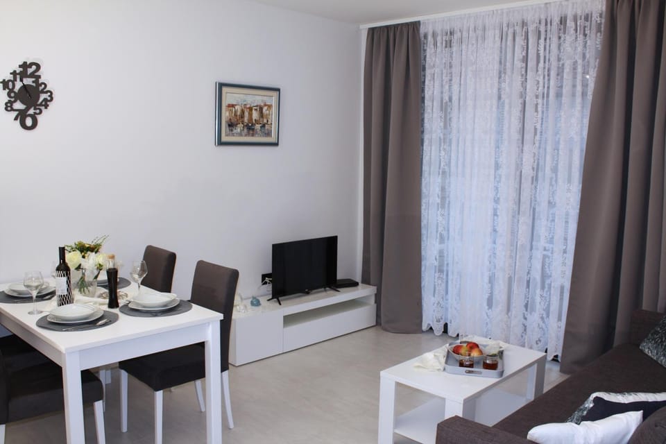TV and multimedia, Living room, Dining area