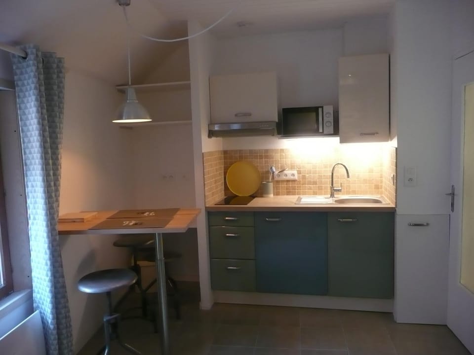 Kitchen or kitchenette, Dining area, stove