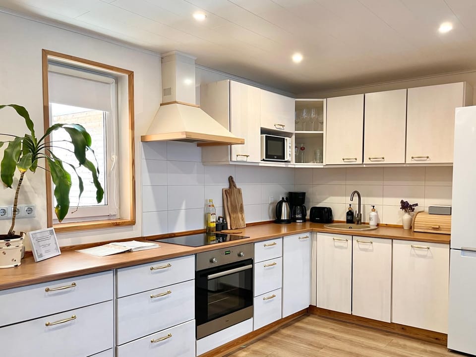 Coffee/tea facilities, Kitchen or kitchenette, dishwasher, oven, stove, toaster