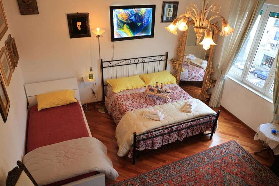 Bed, TV and multimedia, Photo of the whole room, Bedroom, towels