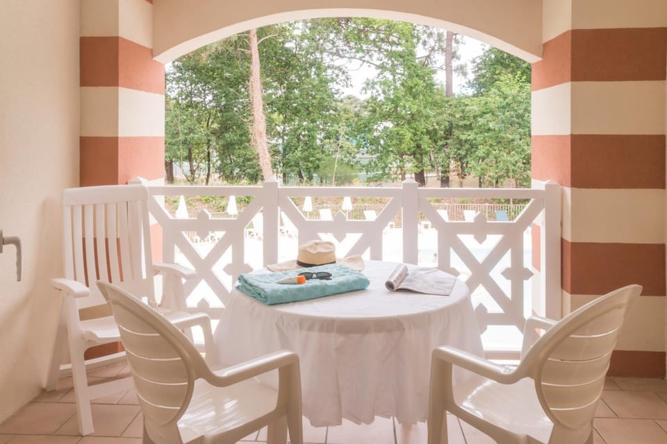 Patio, Day, View (from property/room), Balcony/Terrace, Living room, Food and drinks, Seating area, Dining area, Food