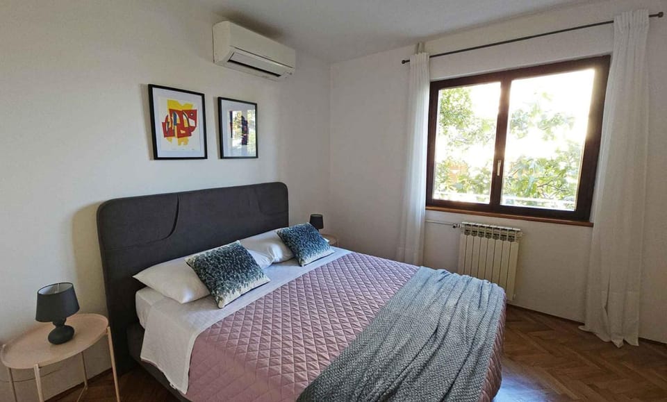 Bedroom, air conditioner