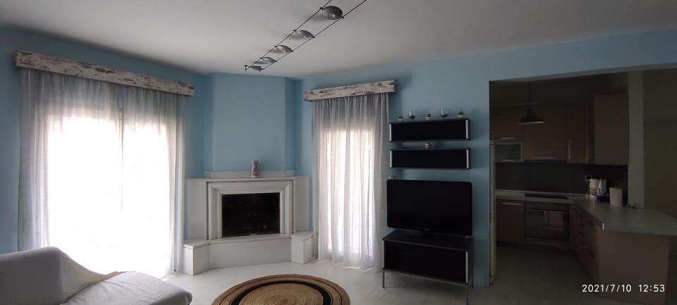 TV and multimedia, Kitchen or kitchenette, Living room, Seating area