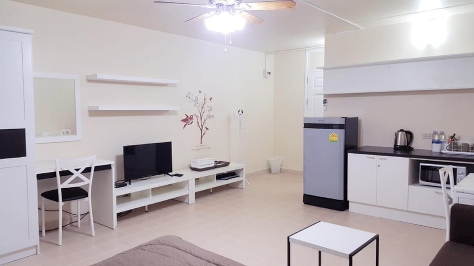 Communal lounge/ TV room, TV and multimedia, Kitchen or kitchenette, Living room, Seating area, Dining area, Communal kitchen