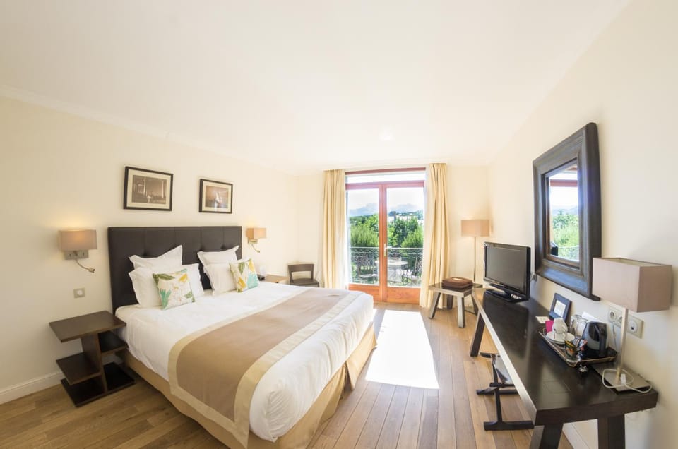 Bed, TV and multimedia, Photo of the whole room