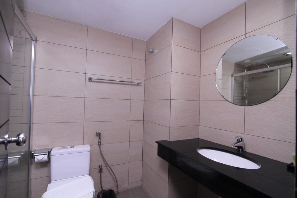 Shower, Toilet, Bathroom, bidet, towels