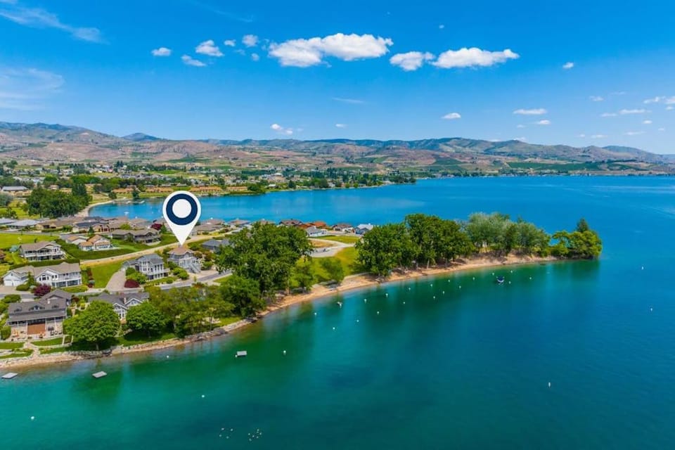Beaches and Breezes on Wapato - 4 Bed 4 Bath Vacation home in Wapato Point House in Manson