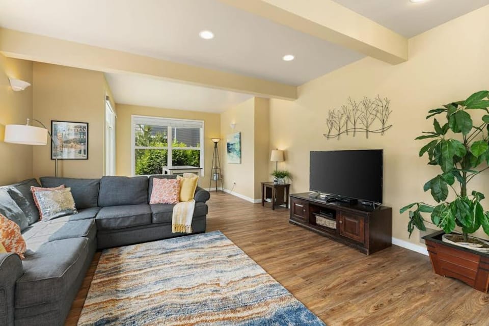 Beaches and Breezes on Wapato - 4 Bed 4 Bath Vacation home in Wapato Point House in Manson