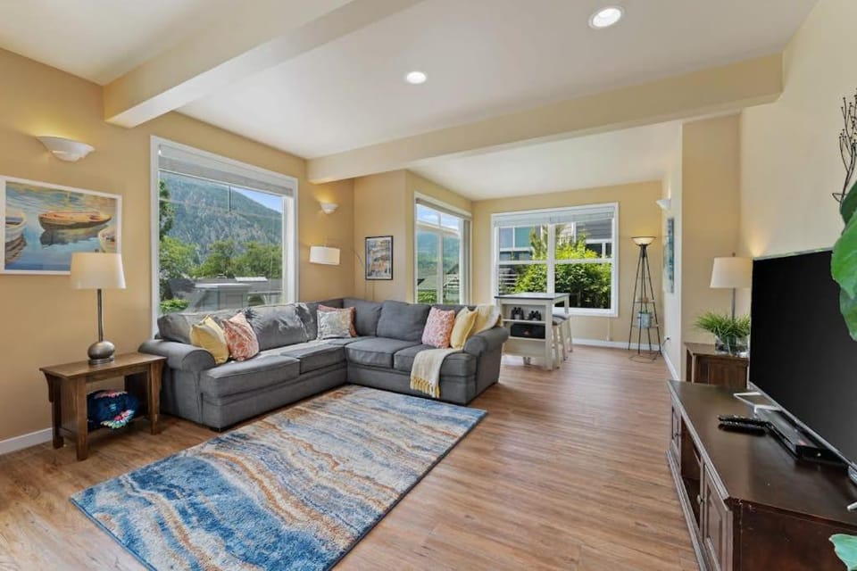 Beaches and Breezes on Wapato - 4 Bed 4 Bath Vacation home in Wapato Point House in Manson
