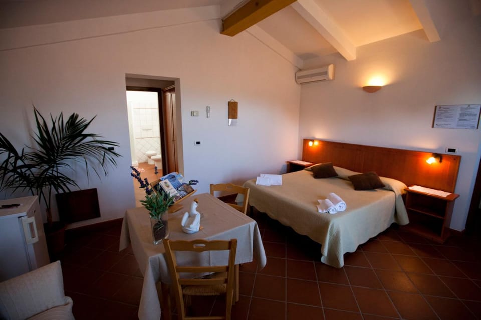Bed, Photo of the whole room, Dining area, Bedroom, towels, air conditioner