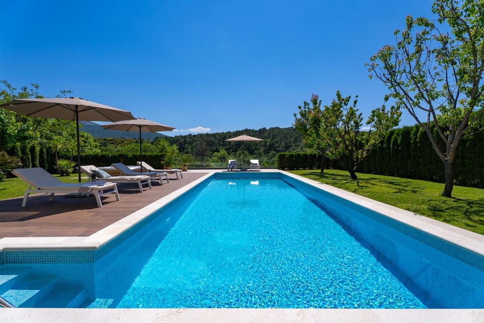 Villa Agava with heated pool, Jacuzzi, sauna, gym, 4 en-suite bedrooms Villa in Split-Dalmatia County