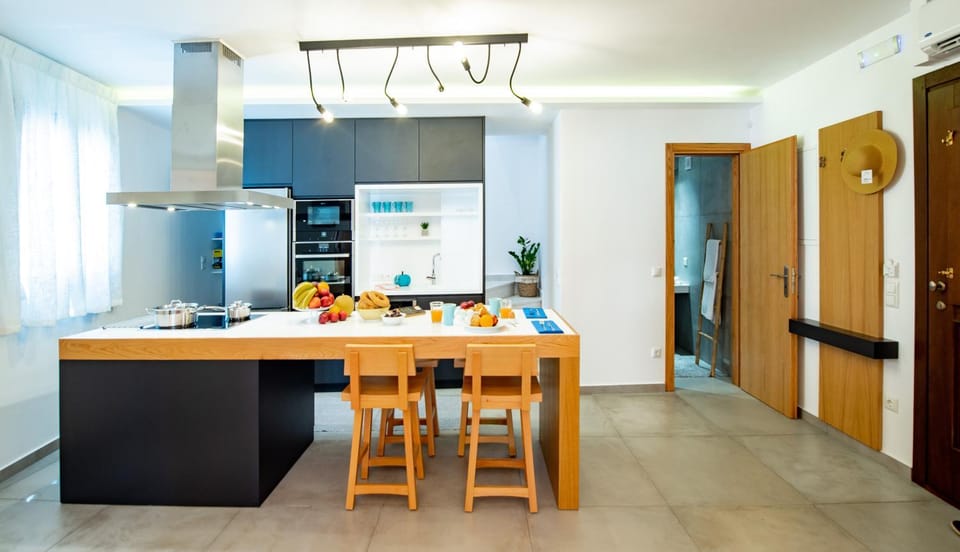 Shower, Toilet, Bathroom, Coffee/tea facilities, Kitchen or kitchenette, Dining area