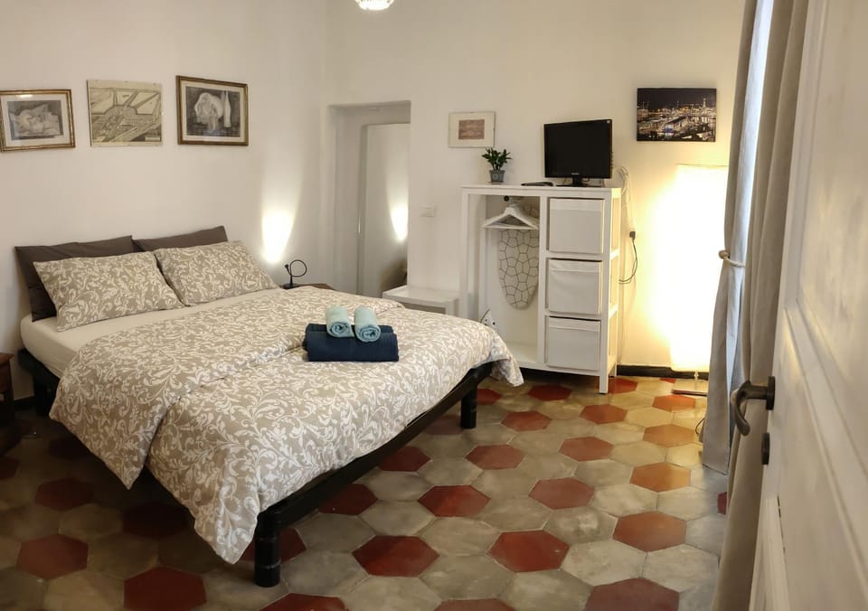 Bed, TV and multimedia, Photo of the whole room, Bedroom, towels