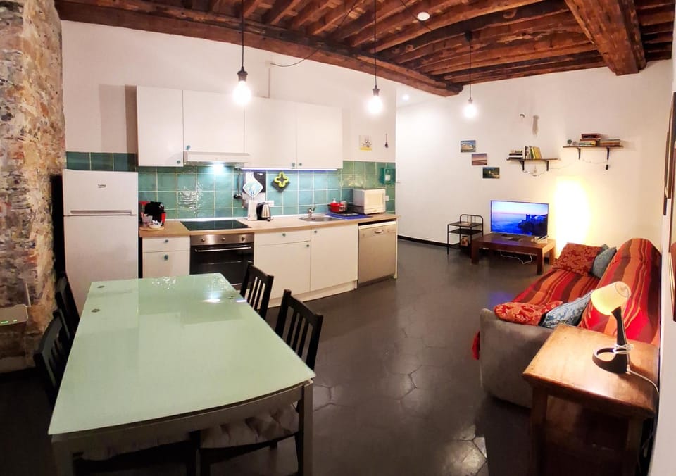 TV and multimedia, Kitchen or kitchenette, Living room, Seating area, kitchen, kitchen