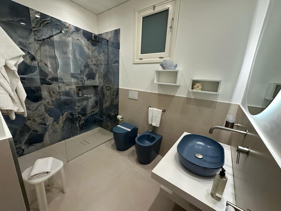 Toilet, Bathroom, towels