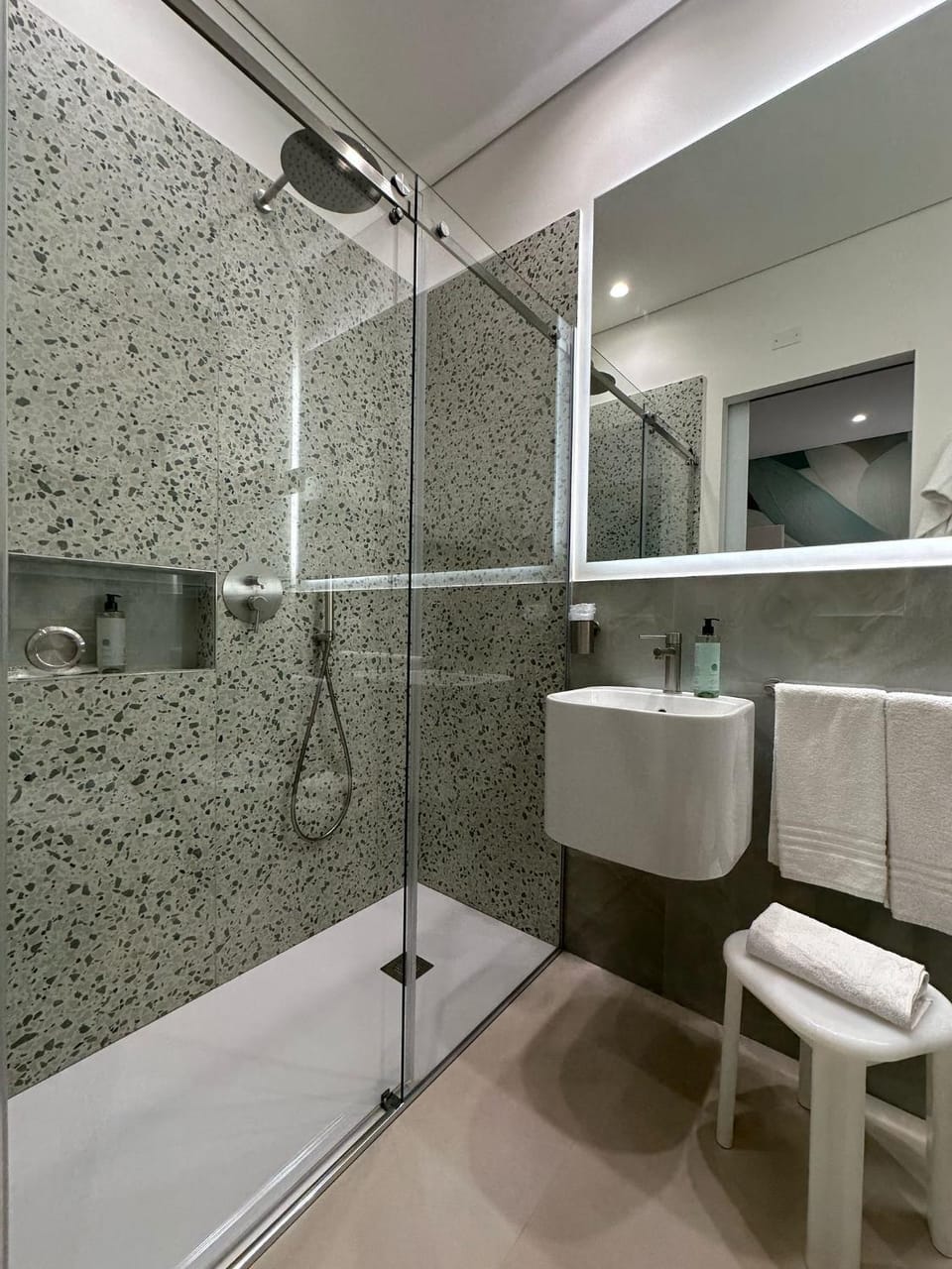 Shower, Toilet, Bathroom, towels