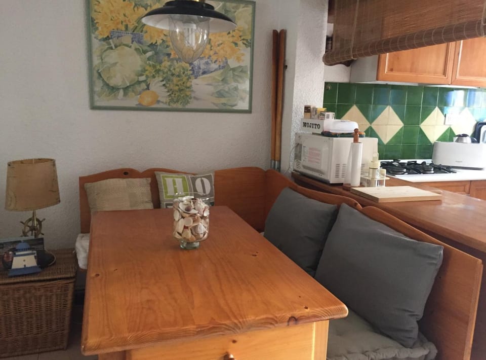 Kitchen or kitchenette, Seating area, Dining area