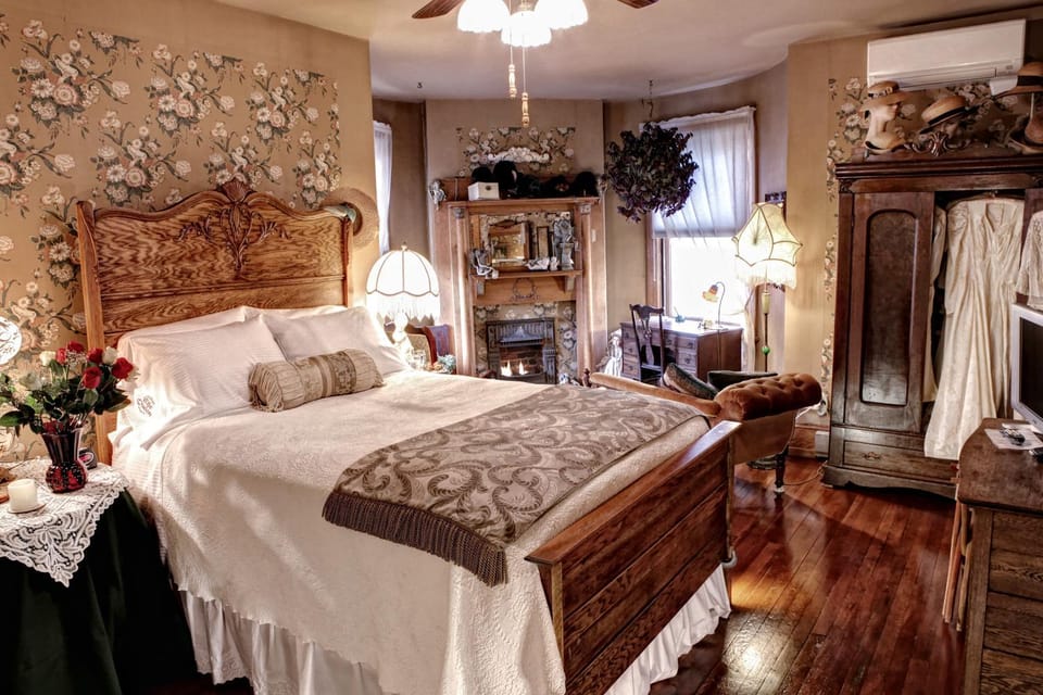 Bed, Decorative detail, Bedroom, fireplace
