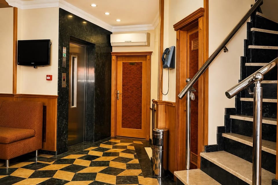 Lobby or reception, elevator