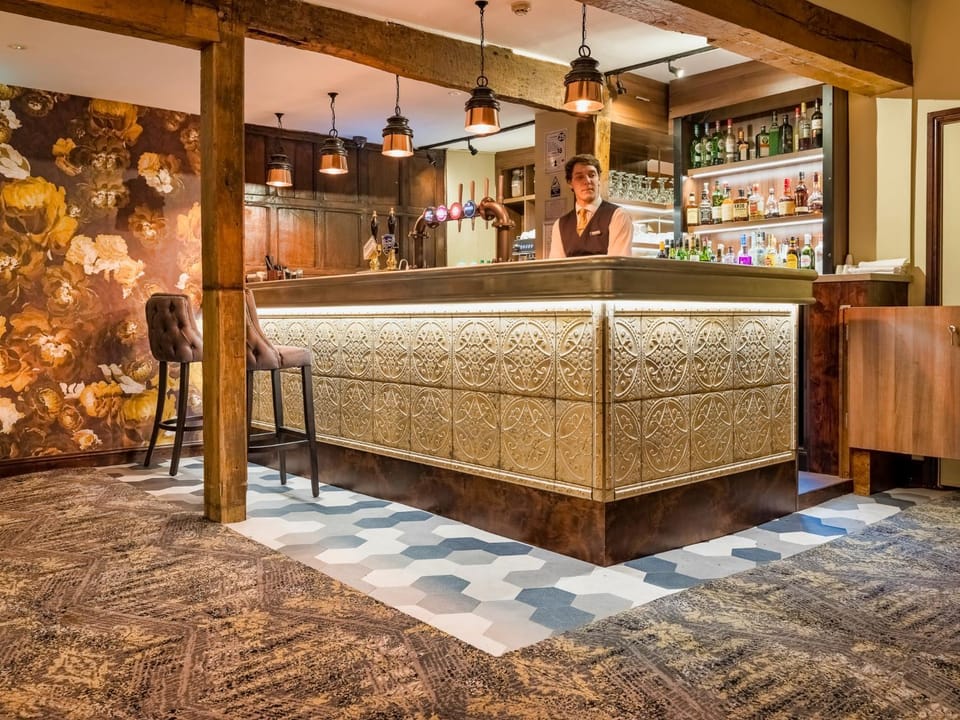 Lounge or bar, Food and drinks