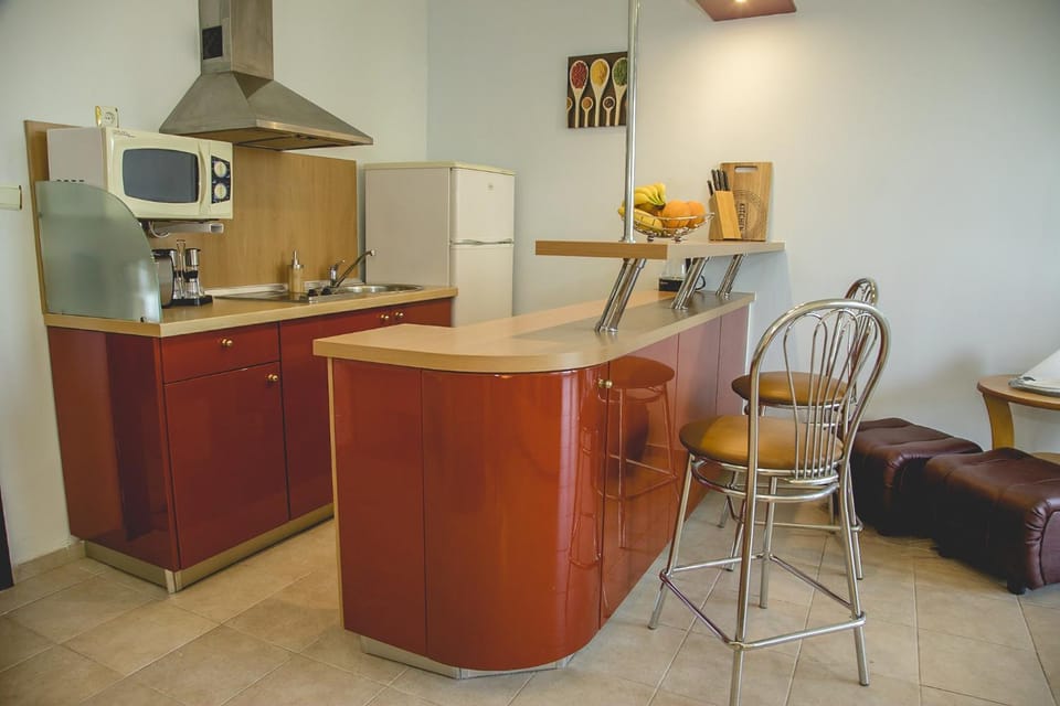 Kitchen or kitchenette, Dining area