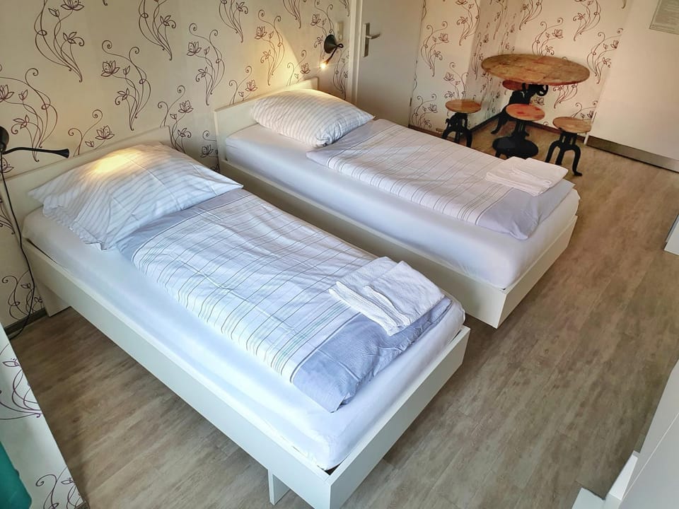 Bed, Bedroom, towels
