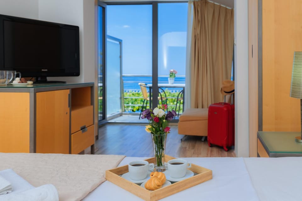Bed, TV and multimedia, Bedroom, Sea view