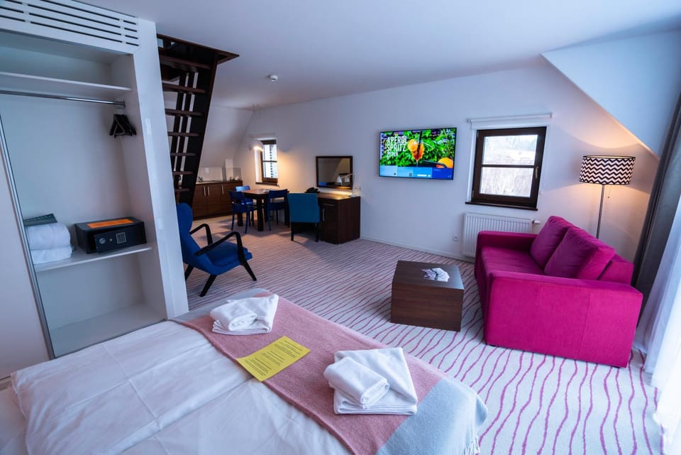 Bed, TV and multimedia, Kitchen or kitchenette, Living room, Photo of the whole room, Seating area, safe
