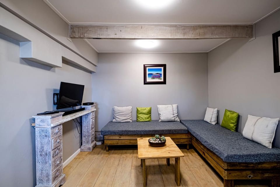 Communal lounge/ TV room, Bed, Seating area