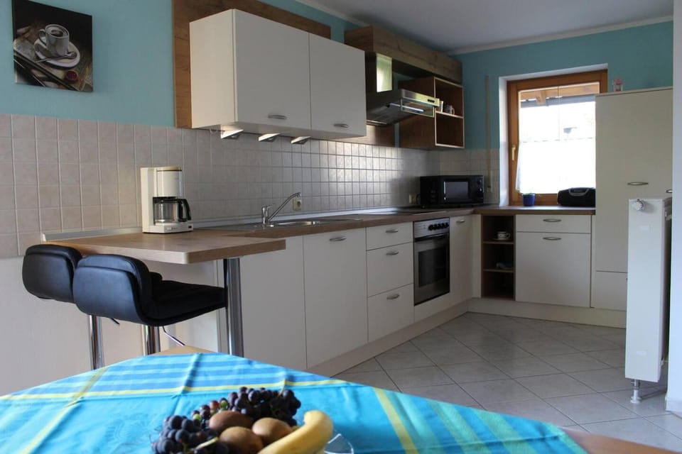 Kitchen or kitchenette, minibar