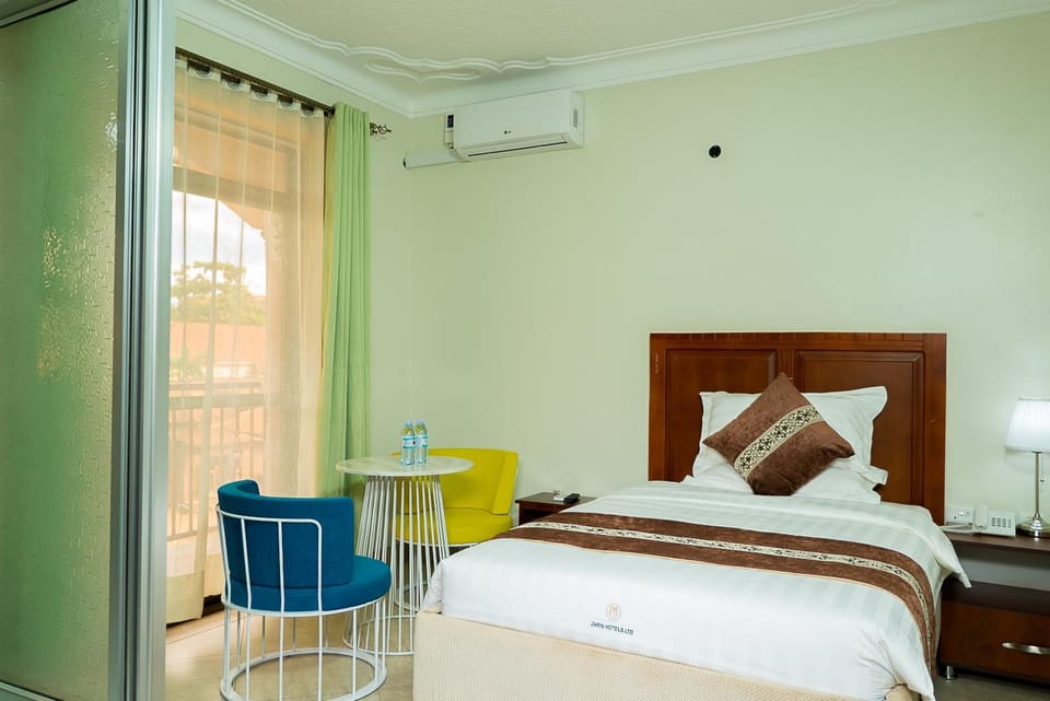 Bed, Photo of the whole room, Seating area, Bedroom, air conditioner