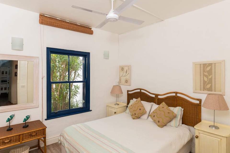 Bedroom, fireplace