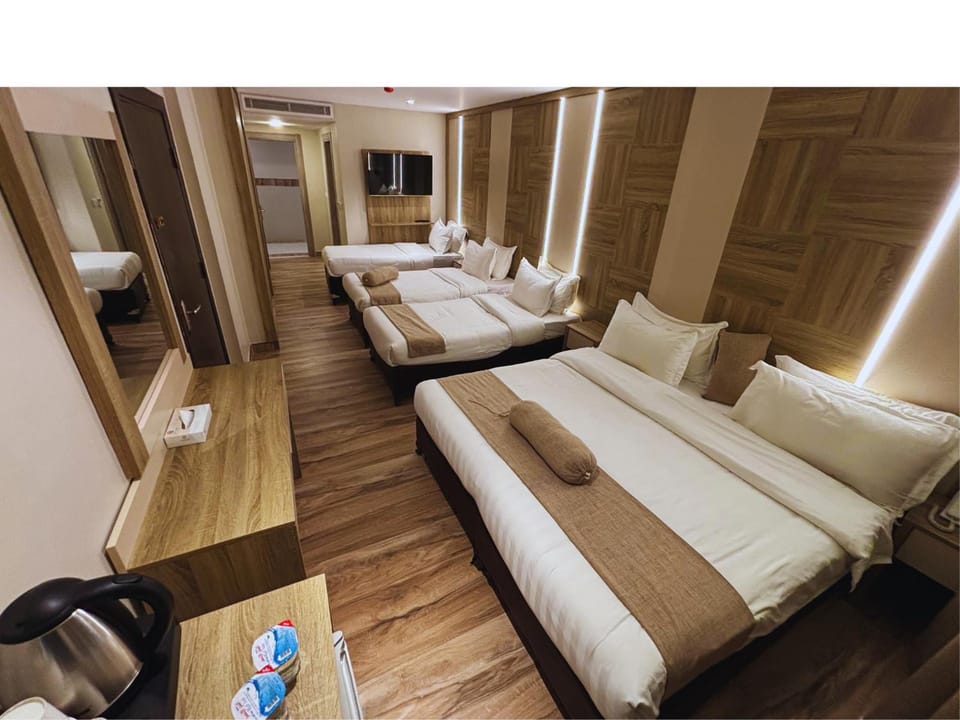 Bed, TV and multimedia, Living room, Photo of the whole room, Seating area, Bedroom, towels