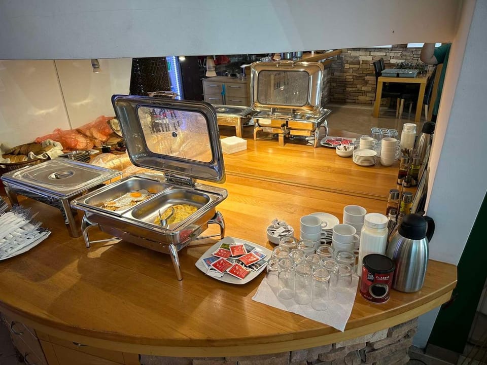Restaurant/places to eat, Food and drinks, Banquet/Function facilities, Food, Breakfast, Buffet breakfast