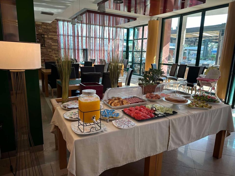 Restaurant/places to eat, Food and drinks, Banquet/Function facilities, Continental breakfast, Drinks