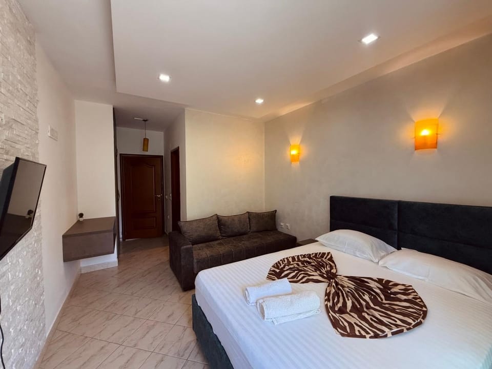 Bed, TV and multimedia, Photo of the whole room, Bedroom