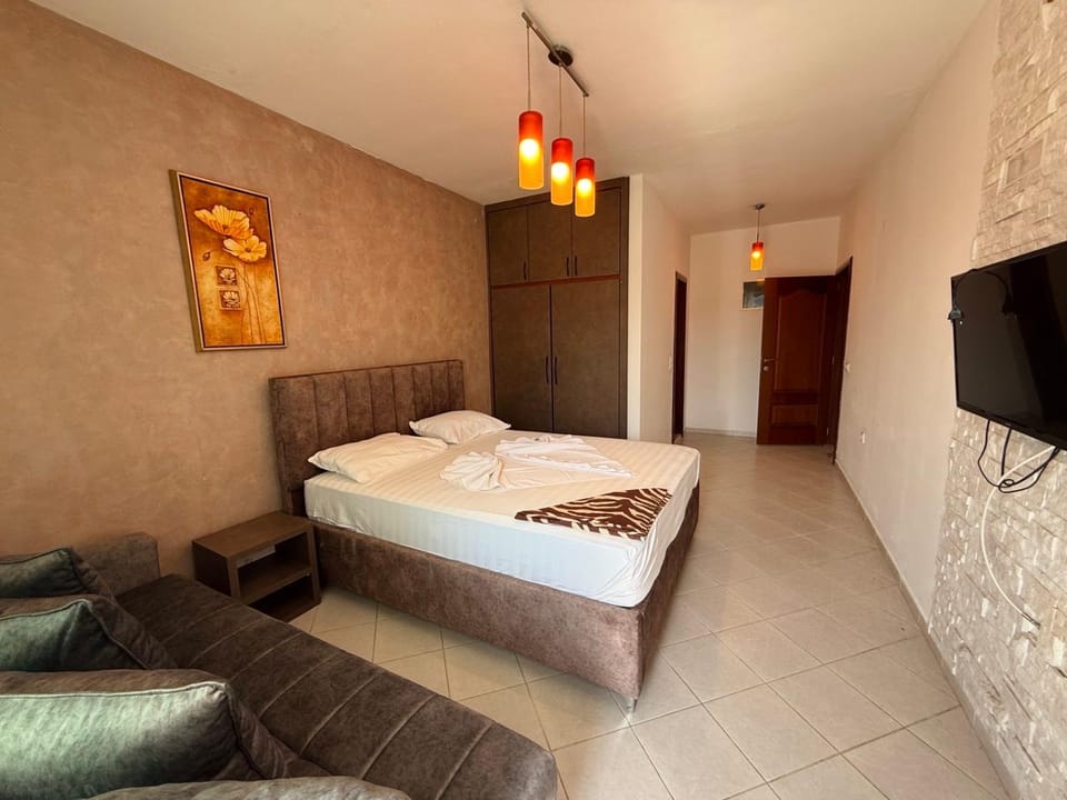 Communal lounge/ TV room, Bed, TV and multimedia, Living room, Photo of the whole room, Seating area, Evening entertainment, Bedroom
