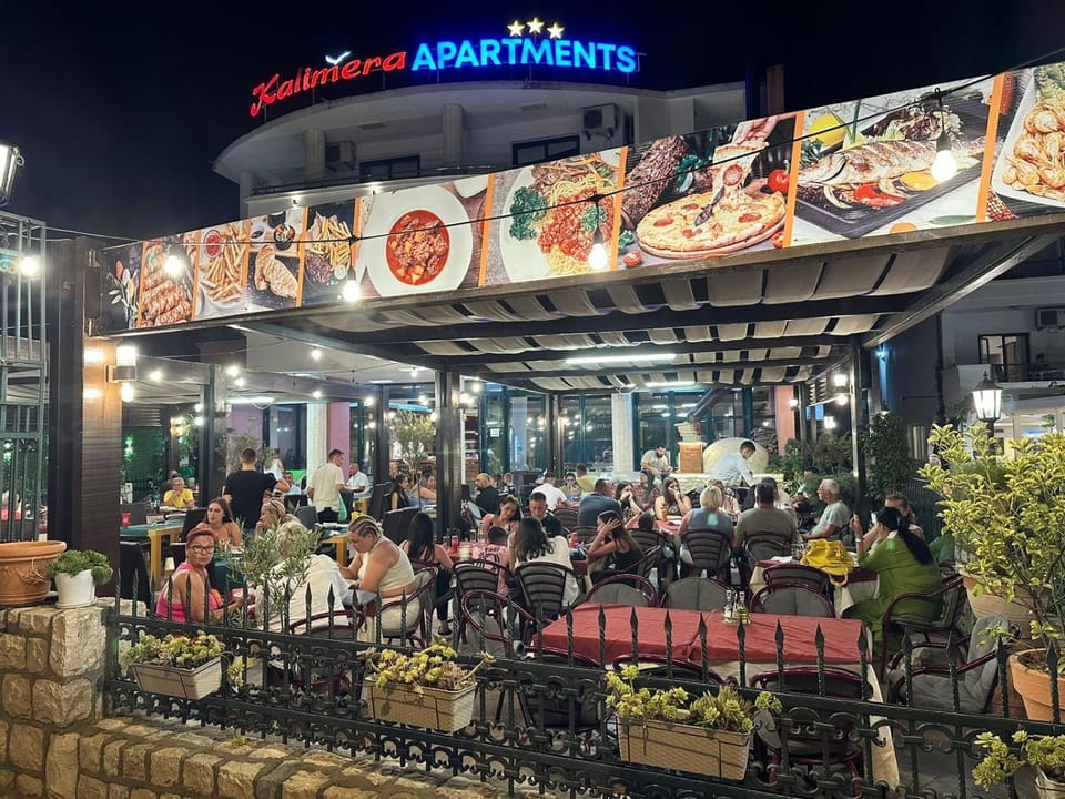 Restaurant/places to eat, Night, People, Nightclub / DJ, Food and drinks, Banquet/Function facilities, City view, Location, group of guests