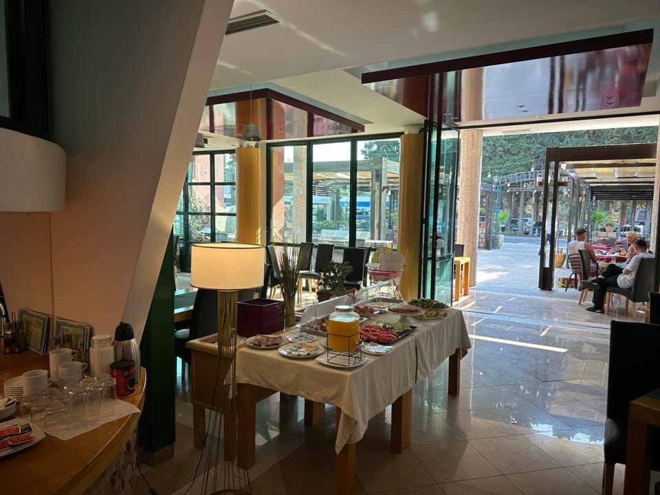 Restaurant/places to eat, Living room, Food and drinks, Banquet/Function facilities, Breakfast, Continental breakfast