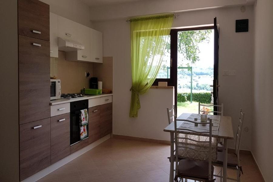 Kitchen or kitchenette, Dining area