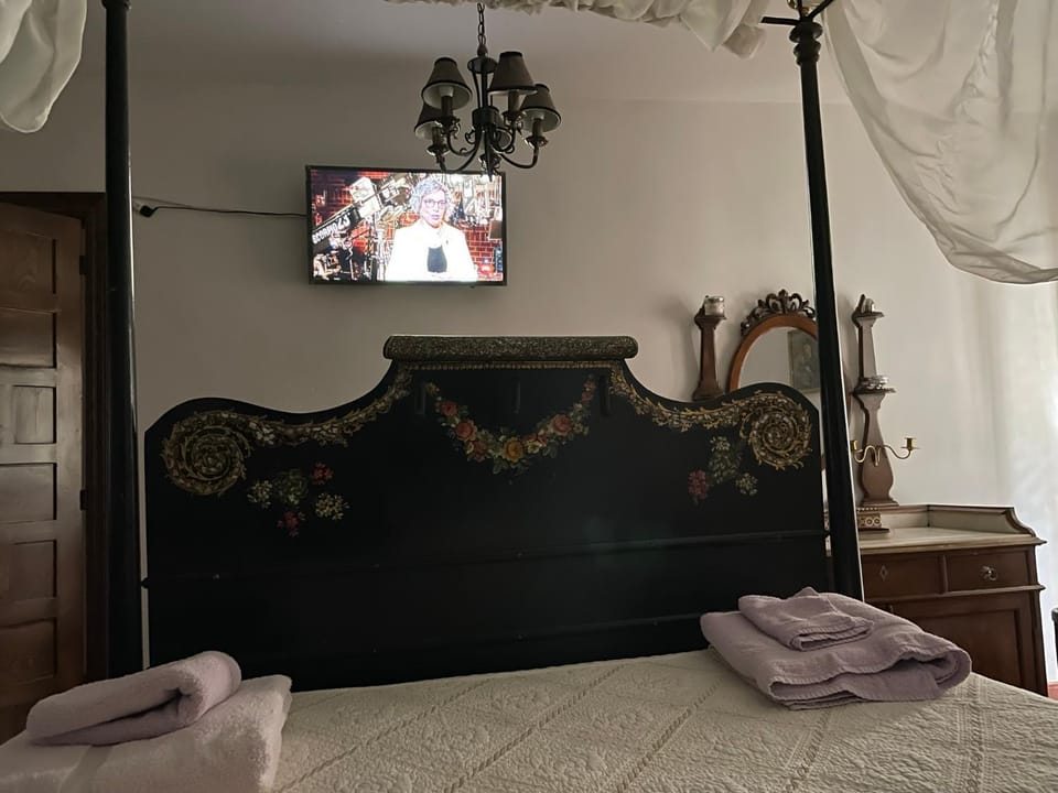 Bed, TV and multimedia, Photo of the whole room