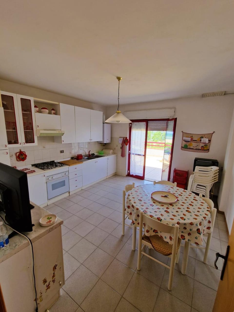 TV and multimedia, Balcony/Terrace, Kitchen or kitchenette, Dining area, oven, stove