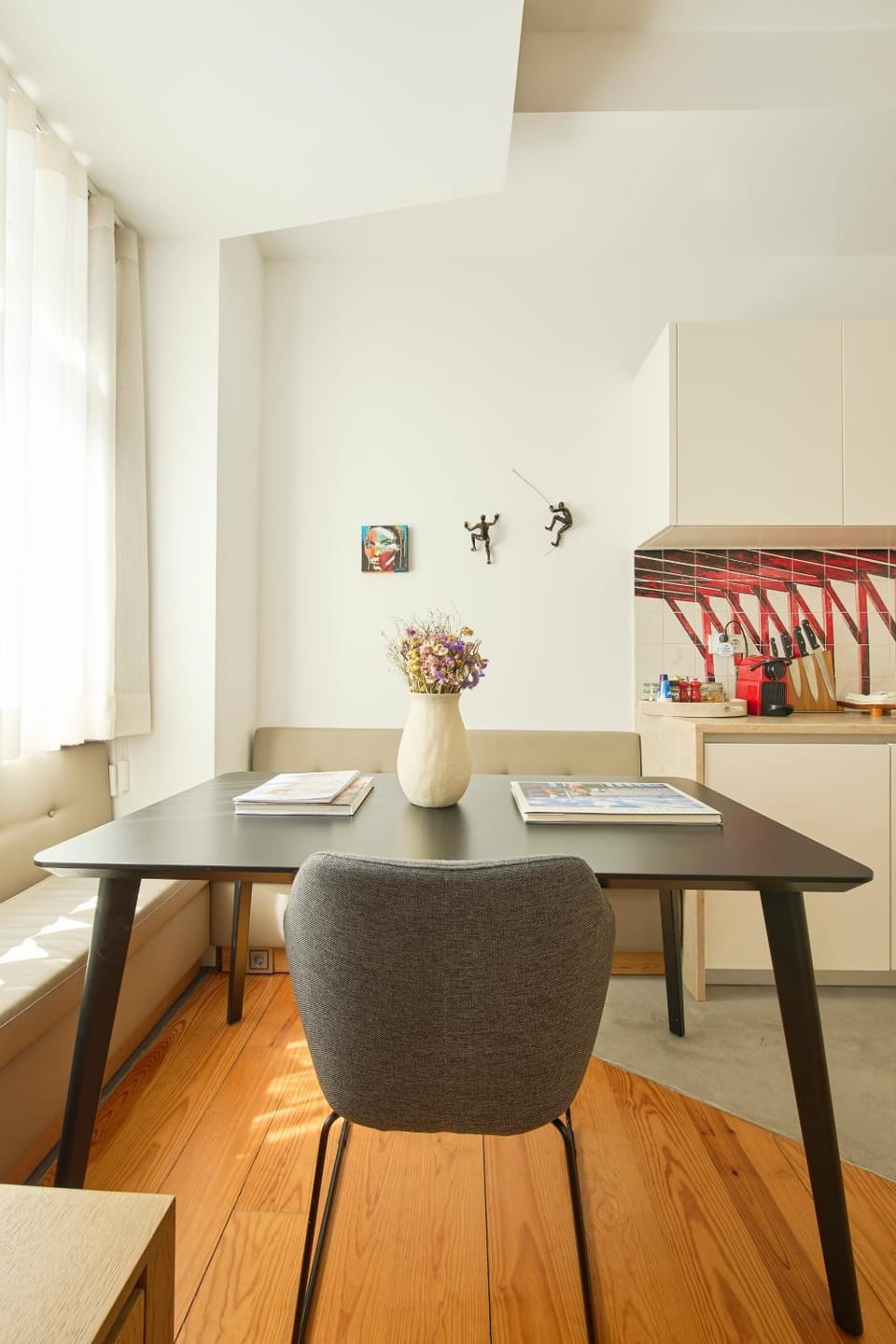 Living room, Seating area, Dining area, City view, internet
