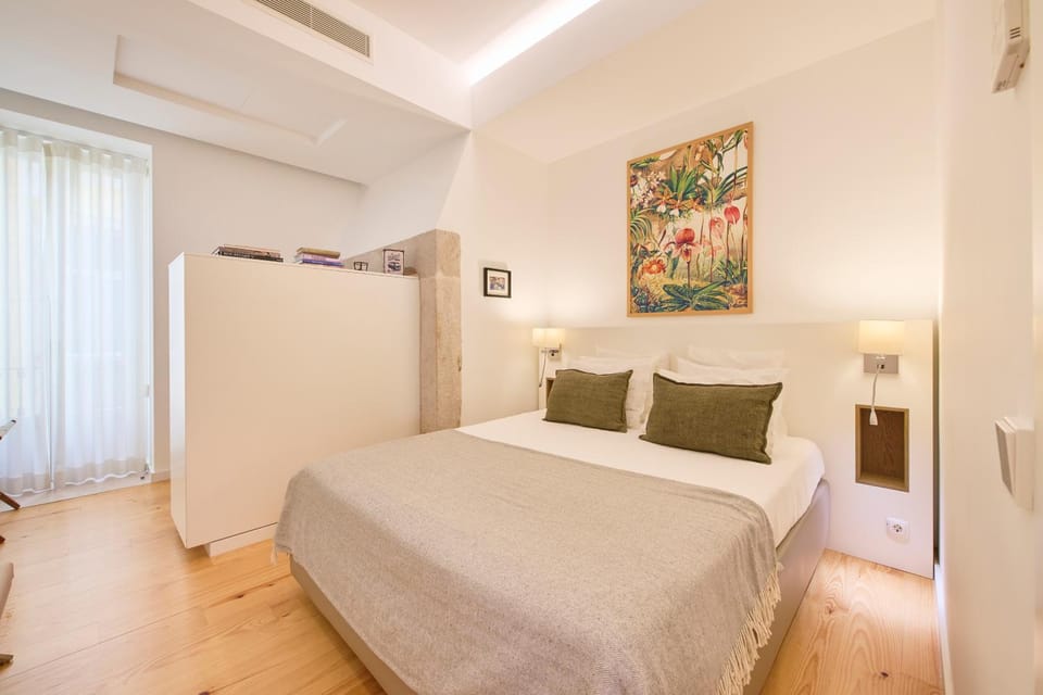 Bed, Photo of the whole room, Bedroom, City view, cot, internet, wardrobe, air conditioner