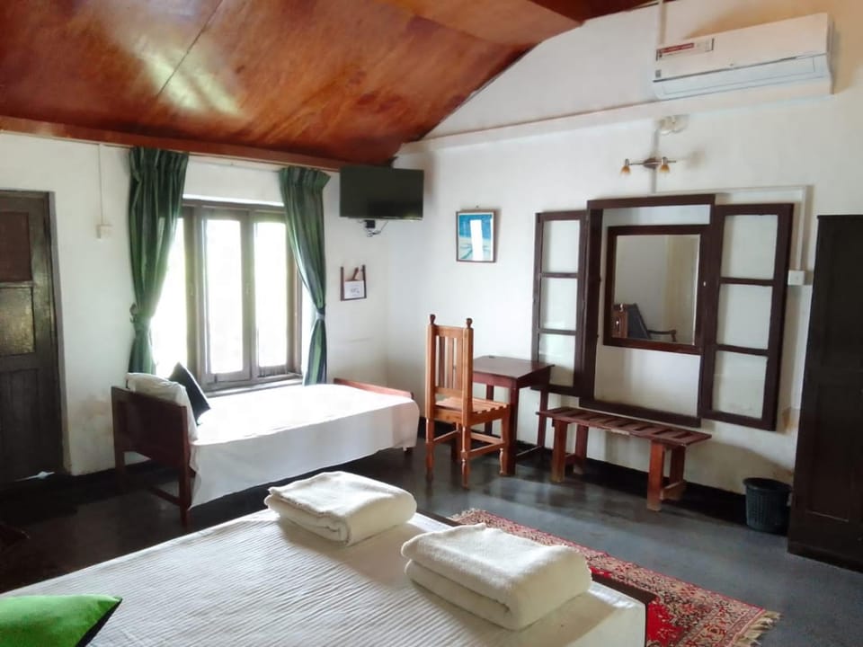 Bed, TV and multimedia, Bedroom, towels, air conditioner