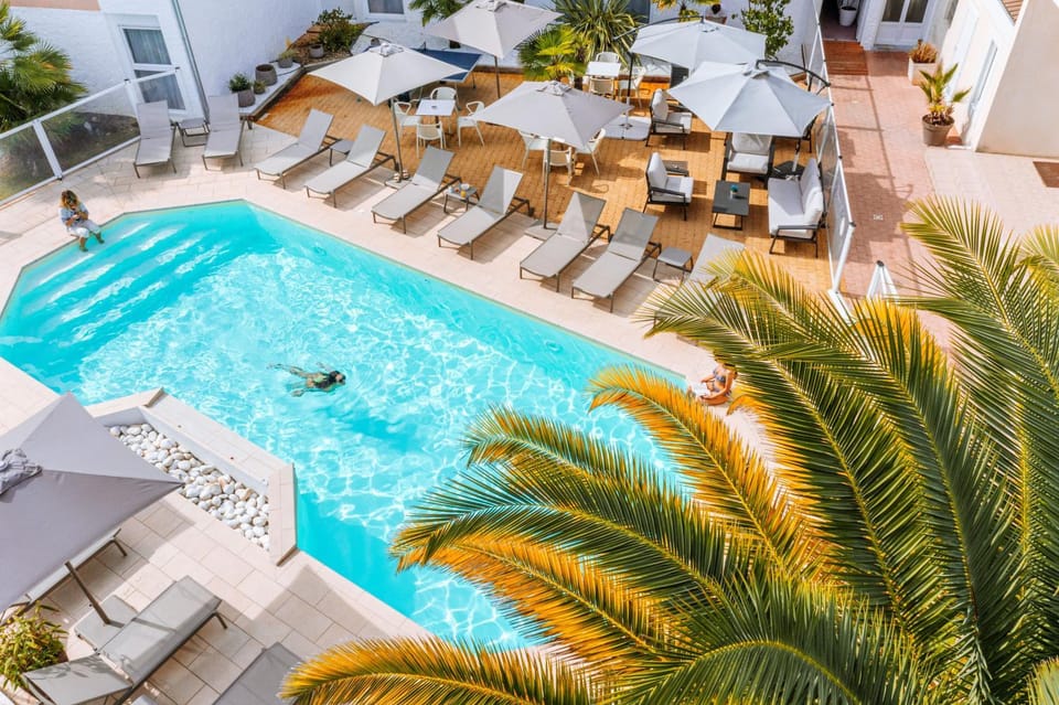 Patio, Patio, Day, Garden, Garden, Balcony/Terrace, Garden view, Garden view, Pool view, Pool view, Swimming pool, Swimming pool, Swimming pool, Time of day, sunbed