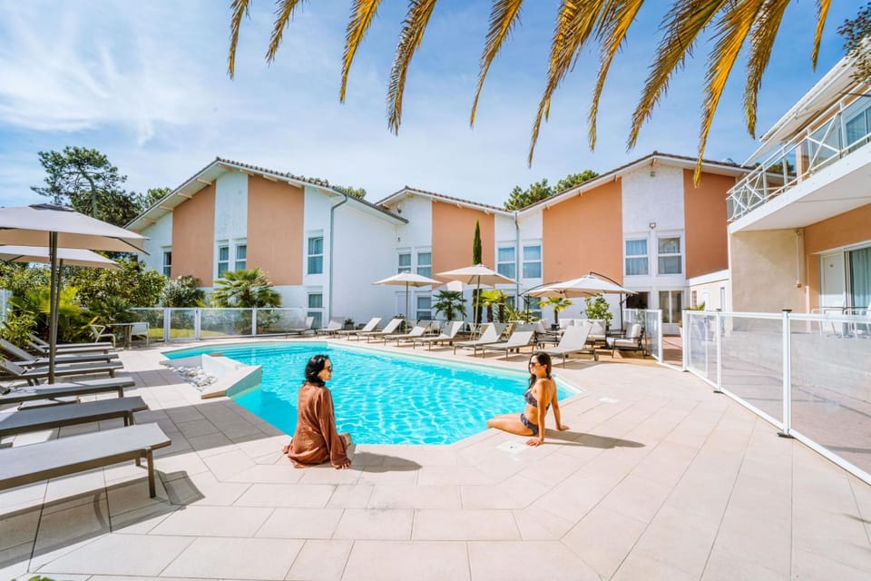 Property building, Patio, Patio, Spring, Day, Garden view, Pool view, Swimming pool, Swimming pool, sunbed